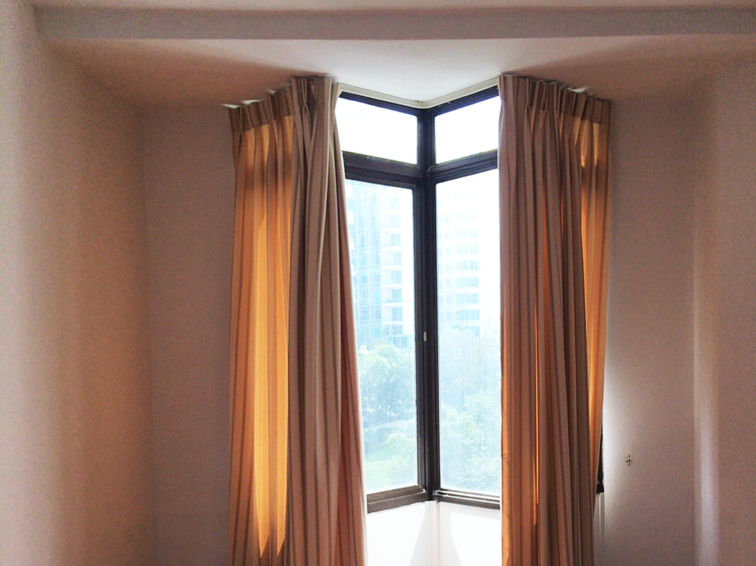 Curved curtain tracks can be used in window with L shape corners.